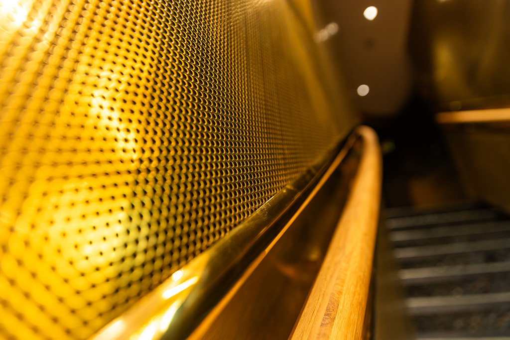 Panele mosiężne perforowane.