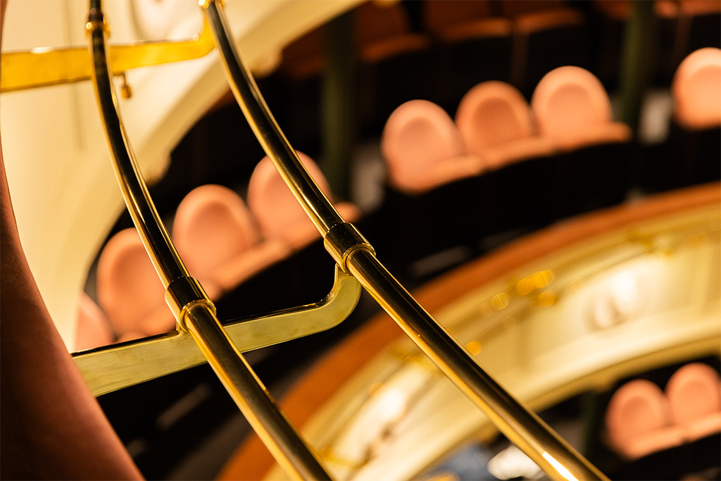 Reling mosiężny, konsola mosiądzowana.